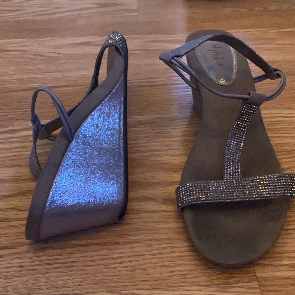 Worn twice. Super cute stylish wedges